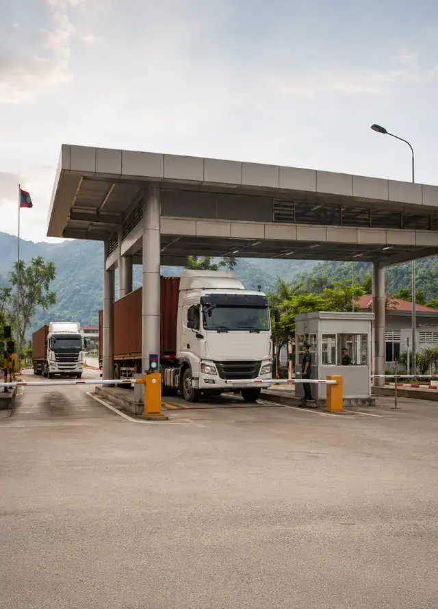 Đoàn xe tải làm thủ tục tại cửa khẩu quốc tế Lào